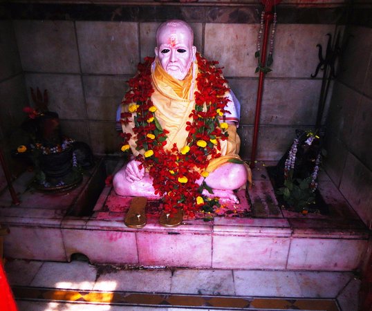 বামাক্ষ্যাপা ও মহাশ্মশান: বামাক্ষ্যাপার জীবনের বেশির ভাগ সময় কেটেছে মন্দির ও মহাশ্মশানে। তিনি তারাপীঠের মহাশ্মশানের পঞ্চমুণ্ডির আসনে সাধনা করতেন। তারা মায়ের সঙ্গে তিনি সরাসরি কথা বলতেন বলে ভক্তদের বিশ্বাস! তাঁর অলৌকিক কাজ ও ভক্তি তারাপীঠকে আরও জনপ্রিয় করে তোলে।