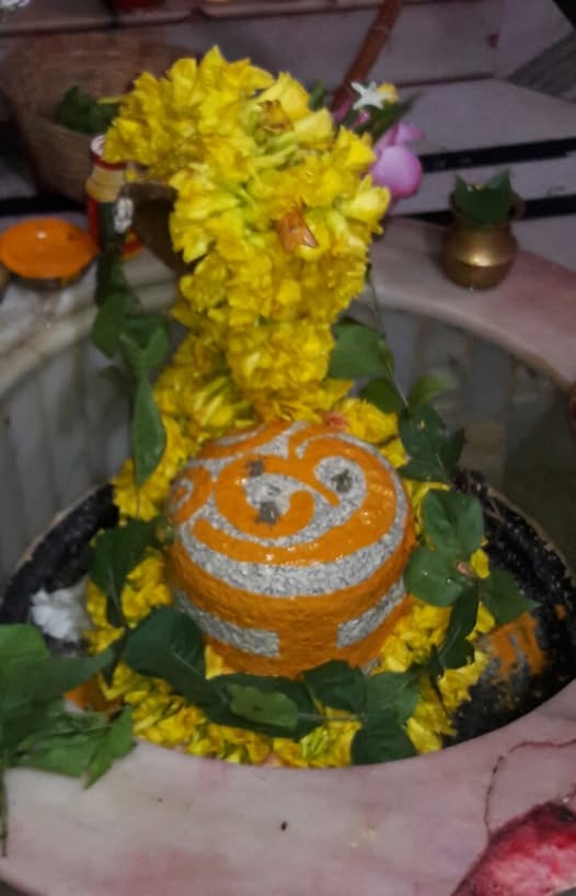 পীঠরক্ষক ভৈরব: প্রতিটি শক্তিপীঠের এক জন ভৈরব অর্থাৎ পীঠরক্ষক থাকেন। তারাপীঠের ভৈরব হলেন শিব, যিনি এখানে চন্দ্রচূড় রূপে পূজিত হন। তিনি তারা মায়ের বাম পাশে একটি শিবলিঙ্গ রূপে বিরাজমান। তারাপীঠের ভৈরব হিসাবে তাঁরও পুজো করা হয়।  (এই প্রতিবেদনটি ‘আনন্দ উৎসব’ ফিচারের একটি অংশ)।