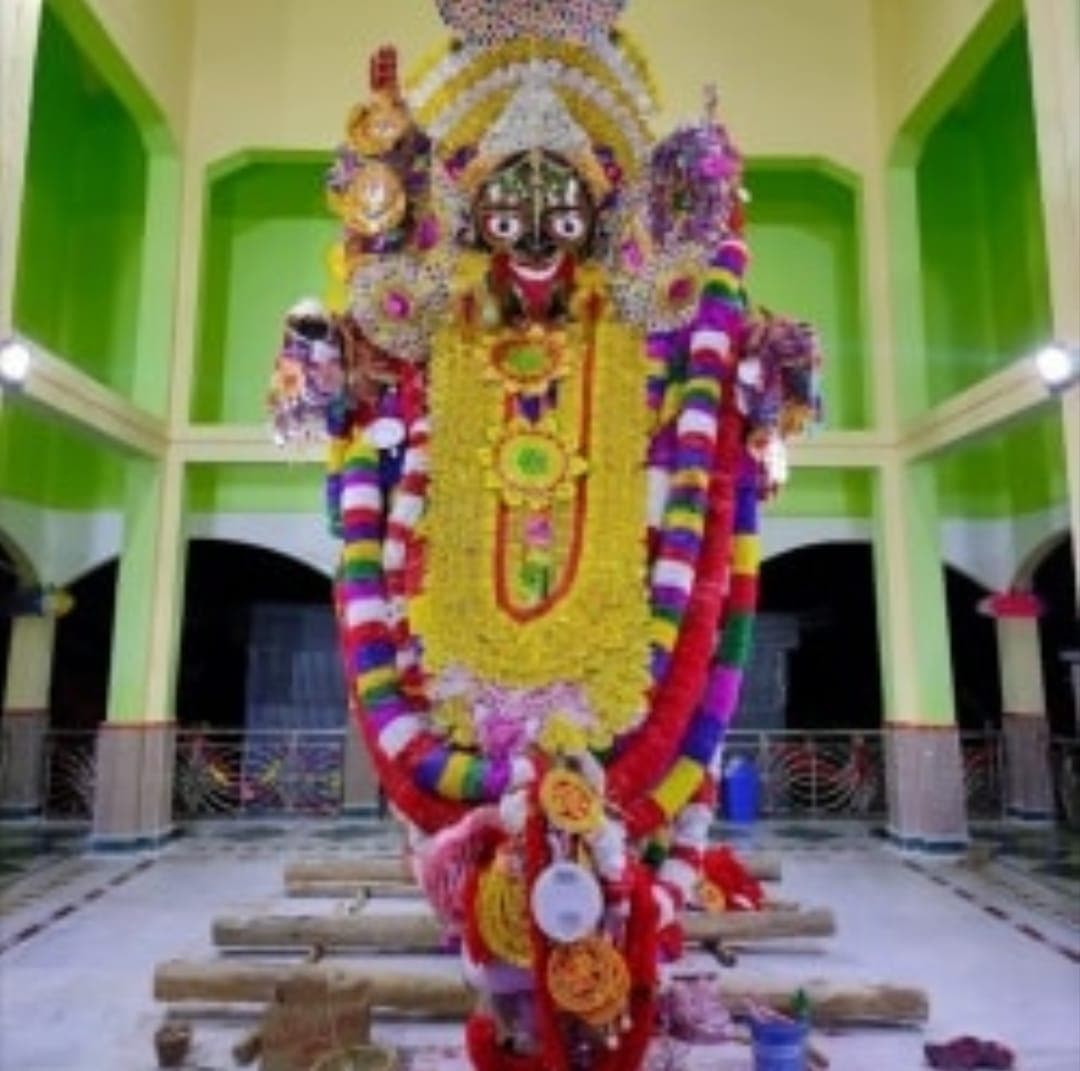 তবে নিরিশা মায়ের আসল আকর্ষণ লুকিয়ে আছে এক অলৌকিক ইঙ্গিতে। প্রতি বছর প্রতিমা তৈরির কারিগর বদলে গেলেও মায়ের মুখের রূপে কোনও পরিবর্তন হয় না— একই রূপ, একই উচ্চতা আর একই ওজন বজায় থাকে বছরের পর বছর। যেন কোনও এক অদৃশ্য শক্তি দেবীর মুখমণ্ডলকে একই ছাঁচে ধরে রাখে।