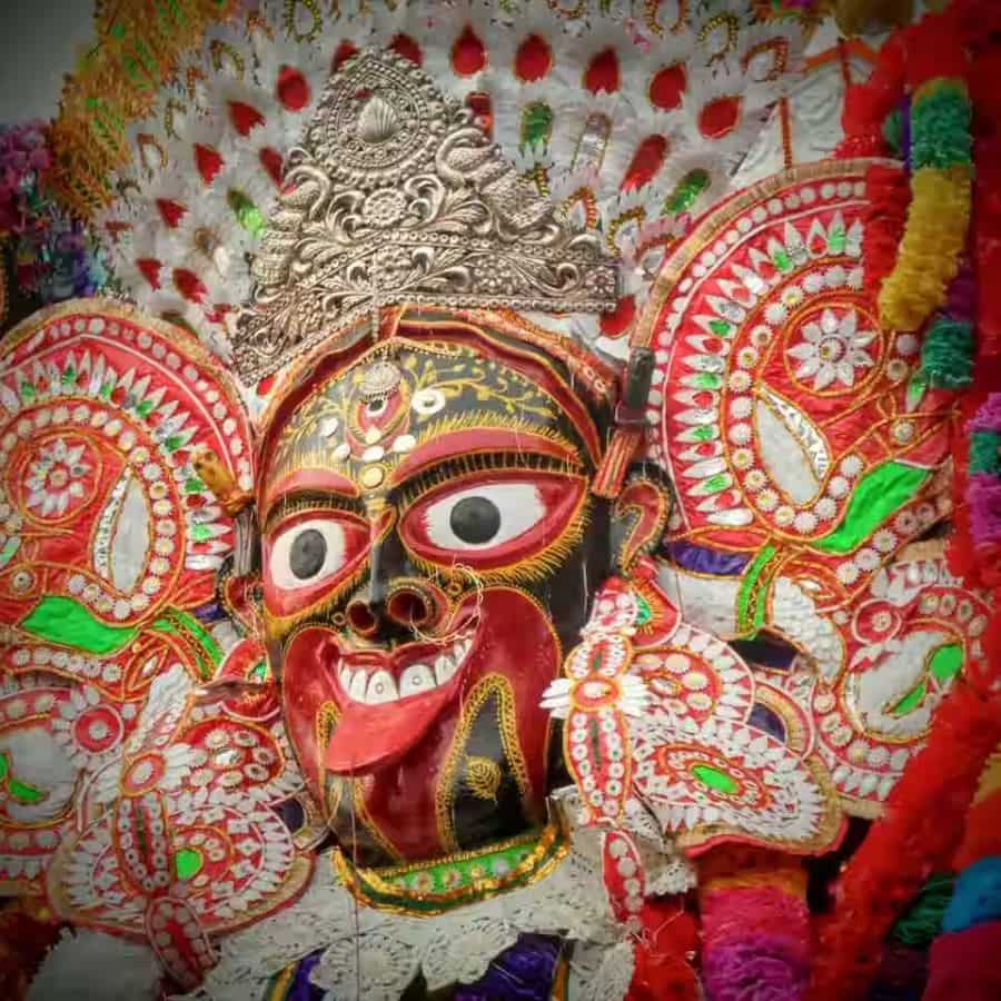 লোকমুখে শোনা যায়, প্রায় ৩০০ বছর আগে এই নিরিশা গ্রাম ছিল জনশূন্য এক গহন জঙ্গল। এক অমাবস্যার গভীর রাতে গ্রামের মানুষ জঙ্গলের মধ্যে এক অলৌকিক আলো জ্বলতে দেখেন।