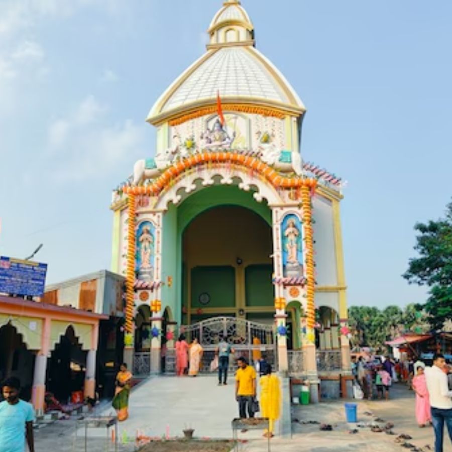 ৩০০ বছরের প্রাচীন এই নিরিশা মায়ের মন্দির আজও বহু অলৌকিক ঘটনার নীরব সাক্ষী। স্থানীয়দের সঙ্গে কথা বললে, এই ধরনের বিভিন্ন ঘটনার বিবরণ পাওয়া যায়।  (এই প্রতিবেদনটি ‘আনন্দ উৎসব’ ফিচারের একটি অংশ)।