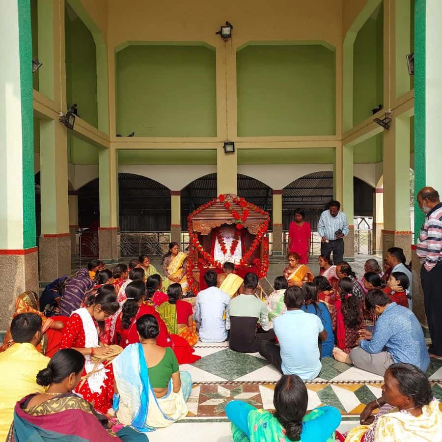 বিশেষ করে স্থানীয় ও বাইরের এলাকার মহিলারা কোনও রোগ-যন্ত্রণা বা সমস্যা নিয়ে ছুটে আসেন এই মন্দিরে। 