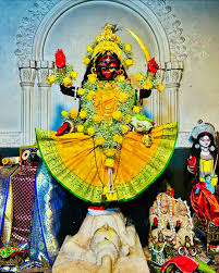 দেবীর বালিকা রূপ: দেবী শ্যামসুন্দরী এখানে পঞ্চম বর্ষীয়া বালিকা রূপে পূজিতা হন। উগ্র বা করাল রূপের বদলে তিনি সদা হাস্যময়ী। তাঁর ভুবনমোহিনী হাসির জন্য তিনি বিখ্যাত। বালিকা রূপের কারণে এই মন্দিরে অম্বুবাচী পালিত হয় না।