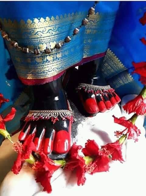  অমাবস্যার রাতে মায়ের অলৌকিক লীলা: ভক্তদের দাবি, প্রতি অমাবস্যার রাতে দেবী শ্যামসুন্দরী মন্দির চত্বরে হেঁটে বেড়ান! শোনা যায়, তিনি নাকি কথাও বলেন ফিসফিস করে! অনেক সেবায়েত নিঃশ্বাস ফেলার শব্দ এবং নূপুরের আওয়াজ শুনেছেন বলে দাবি করেন! কেউ কেউ তাঁকে চোখের পলক ফেলতে দেখেছেন বলেও দাবি করেন!