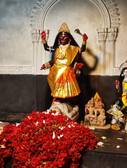 দরিদ্রের প্রতি মায়ের মমতা: কথিত, এক মহালয়ায় পূজারী ভোগের জন্য বাজারে যাচ্ছিলেন। পথে নীল রং মাখা একটি ছোট মেয়ে তাঁর কাছে চাল ও কলা খেতে চায়। পূজারী তাঁকে কাজ করে খেতে বলেন এবং মেয়েটিকে ধাক্কা দেন। মেয়েটি বলেন, 'যদি কাজ করেই খেতে পারতাম, তবে তোমার কাছে কেন আসতাম?'