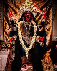 পূজারীর অলৌকিক দর্শন: সেই রাতে পূজারীর মনে হয়, অন্ধকারে দেবীর মূর্তি যেন অদৃশ্য হয়ে যাচ্ছে! তিনি পায়ের শব্দ ও নূপুরের আওয়াজ শুনতে পান। প্রদীপ তুলে ধরতেই সেই ছোট্ট মেয়েটির মুখ মূর্তির সামনে দেখতে পান! মেয়েটি বলে, 'আমি শুধু ধনীর নই, দরিদ্রেরও মা।'