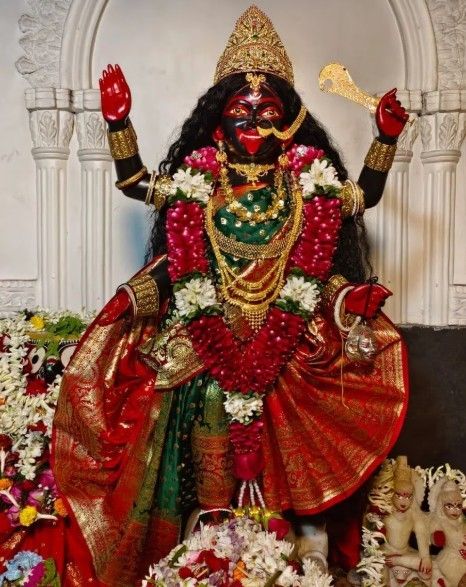 নিত্য ভোগ ও আরাধনার নিয়ম: সেই অলৌকিক ঘটনার পরে দেবী 'কন্যা রূপ'-এ পূজিতা হতে শুরু করেন। দেবী নিজেই তাঁর নিত্য প্রসাদ স্থির করে দেন। তাঁর প্রধান নৈবেদ্য হল, পাকা কলা ও এক মুঠো আতপ চাল। এই মন্দিরে বলি বা মাছ-মাংস ভোগ দেওয়ার রীতি নেই।