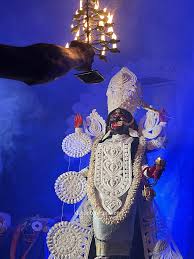 অমাবস্যার বিশেষ পুজো: প্রতি অমাবস্যায় এই মন্দিরে বিশেষ আরাধনা হয়। পুজো করা হয় অন্ধকারে মাত্র একটি প্রদীপ জ্বালিয়ে। অনেকেই এই সময়ে দেবীর উপস্থিতি অনুভব করেছেন বলে বিশ্বাস করেন! ভক্তরা দূর-দূরান্ত থেকে এই অমাবস্যার পুজো দেখতে আসেন।