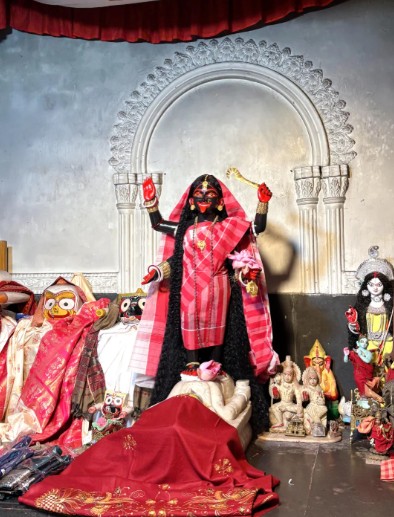 মন্দিরের বিশেষত্ব: মন্দিরের বেদীতে শ্যামসুন্দরীর পাশে বসে থাকেন জগন্নাথ, বলরাম ও সুভদ্রা। তাঁরা দেবীর সন্তানের মতো বা 'পাহারাদার' হিসাবে থাকেন। শ্যামসুন্দরীর পাশের ঘরেই ভৈরবের অবস্থান। দেবীর সেবায় নিয়োজিত ভক্তরা তাঁর রক্ষণাবেক্ষণের দায়িত্ব পালন করেন।