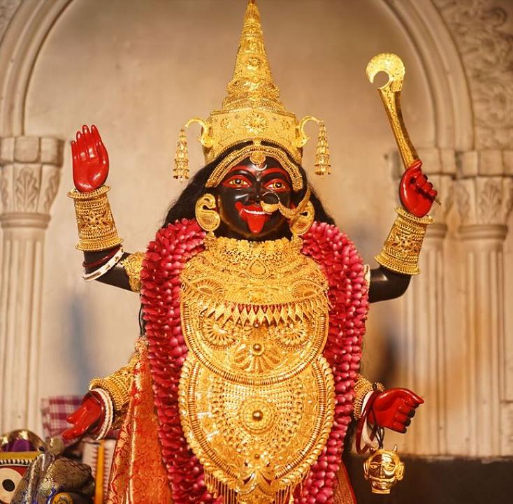 শ্যামসুন্দরী নামের নেপথ্য কারণ: প্রচলিত বিশ্বাস অনুযায়ী, দেবীর এক বিশেষ ভক্ত তাঁর পরিবারের মধ্যে সবচেয়ে শ্যাম বর্ণের ছিলেন। সেই কারণে তিনি ছোটবেলা থেকে দুঃখ পেতেন। এক আত্মীয়ের বাড়িতে দেবী কালীর ছবি দেখে তিনি জানতে চান, ইনি কে? সেই আত্মীয় তাঁকে জানান, ইনি হলেন 'শ্যামা কালী', যাঁর থেকেই দেবীর নাম শ্যামসুন্দরী হয়! প্রসঙ্গত, সম্প্রতি শ্যামসুন্দরী কালী মন্দিরের ঠিকানা বদল হয়েছে।   (এই প্রতিবেদনটি ‘আনন্দ উৎসব’ ফিচারের একটি অংশ।)