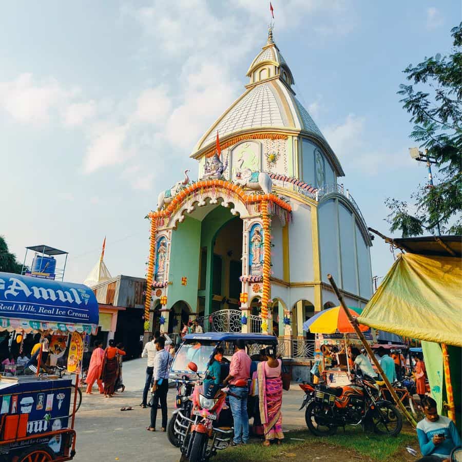তাঁদের সরল বিশ্বাস, দেবীর কাছে মানত করলেই মেলে রোগ-যন্ত্রণা থেকে মুক্তি। গ্রামবাসীরা তাঁদের বিভিন্ন সমস্যা নিয়ে কালীপুজোর দিন আজও মায়ের কাছে ভিড় জমান।