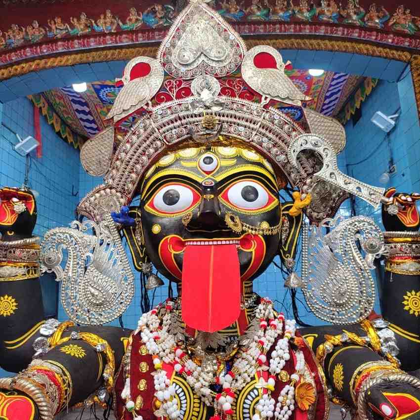 বীরগোবিন্দপুরের দক্ষিণা কালী: বীরগোবিন্দপুর গ্রামটি পুরীর মূল শহর থেকে বেশি দূরে নয়। এখানে অবস্থিত মন্দিরটি দক্ষিণা কালীর পীঠ হিসাবে পরিচিত। এটি পুরীর অন্যতম জাগ্রত শাক্ত মন্দির। প্রতি বছর কালীপুজোর সময় এখানে দেবীর বিশেষ আরাধনা করা হয়।