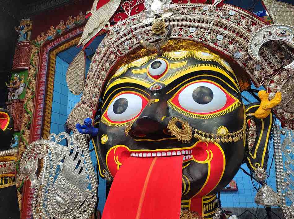 জগন্নাথের সঙ্গে মূর্তির সাদৃশ্য: এই মন্দিরের কালী মূর্তিটি দেখতে জগন্নাথ দেবের মতো! দেবীর কৃষ্ণকায় মুখমণ্ডল, বড় বড় চোখ এবং ঠোঁটের আকার জগন্নাথের বিগ্রহের মতো। এই সাদৃশ্য দেখে প্রথম বার অনেকেই চমকে ওঠেন। শুধু এই মন্দিরেই নয়, পুরীর আরও কয়েকটি কালী মূর্তিতে এই মিল দেখা যায়।