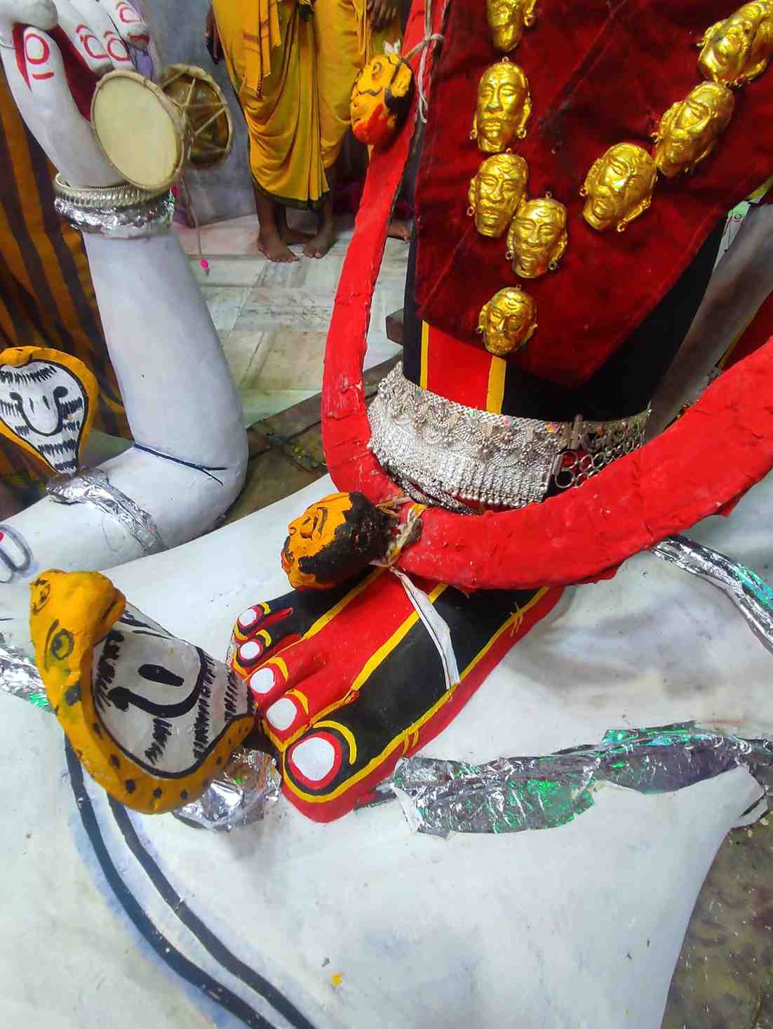 জগন্নাথ রূপে কালী (মিথ ও বিশ্বাস): পুরীর ভক্তদের বিশ্বাস, প্রভু জগন্নাথ লীলাবিলাসে গণদেবতা রূপে প্রকাশিত হন। ভক্ত তাঁকে যে রূপে কল্পনা করেন, তিনি সেই রূপেই ধরা দেন। এই কারণে কালী রূপে জগন্নাথের কল্পনা এখানে সম্ভব হয়েছে। ওড়িশায় কালীপুজোর সময় এমন জগন্নাথের মতো দেখতে একাধিক মূর্তি তৈরি হয়।