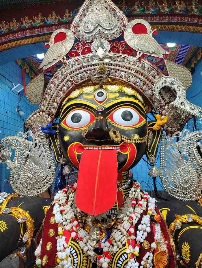 শাক্ত ও বৈষ্ণব ধর্মের সমন্বয়: শাস্ত্রে জগন্নাথের সঙ্গে দক্ষিণা কালীর যোগসূত্র স্পষ্ট। কালিকা পুরাণ-সহ একাধিক তন্ত্র পাঠে এই যোগের উল্লেখ আছে। এমনকী, বীজ মন্ত্রেও কালী ও জগন্নাথকে এক সুতোয় গাঁথা হয়েছে! এই মন্দির শাক্ত ও বৈষ্ণব ধর্মের এক অনন্য সমন্বয়ের প্রতীক।