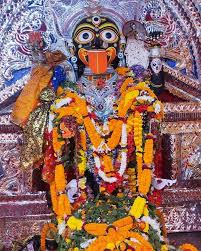 মন্দিরের বিশেষত্ব ও রক্ষক দেবী: বীরগোবিন্দপুর গ্রামের এই মন্দিরটি সব চেয়ে প্রসিদ্ধ। মন্দিরের দেবী জগন্নাথ মন্দিরের রক্ষক হিসেবে পরিচিত। তিনি জগন্নাথ মন্দিরের হেঁশেলের বা রন্ধনশালাটির অভিভাবক। তাই পুরীর প্রধান রীতি নীতিতে দক্ষিণা কালীর বিশেষ স্থান রয়েছে।