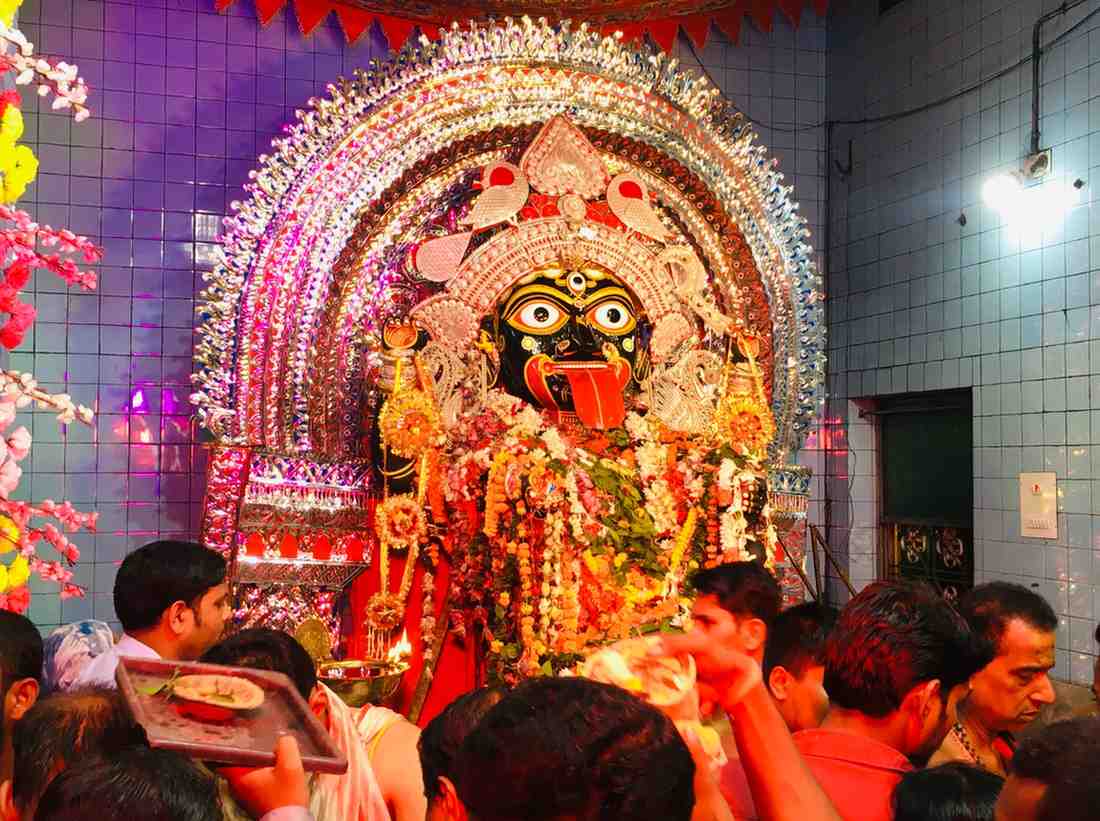 বার্ষিক আরাধনা: সারা বছর মন্দিরে দেবীর একটি কাঠামো রাখা থাকে এবং তাতে পুজো হয়। কার্তিক অমাবস্যায় (কালীপুজোয়) ঘটা করে বার্ষিক পুজোর আয়োজন করা হয়। সেই সময় বিশেষ মূর্তি আনা হয় মন্দিরে, যা জগন্নাথের মতো দেখতে। এই সময় হাজার হাজার ভক্ত মা কালীর আশীর্বাদ নিতে ভিড় করেন।