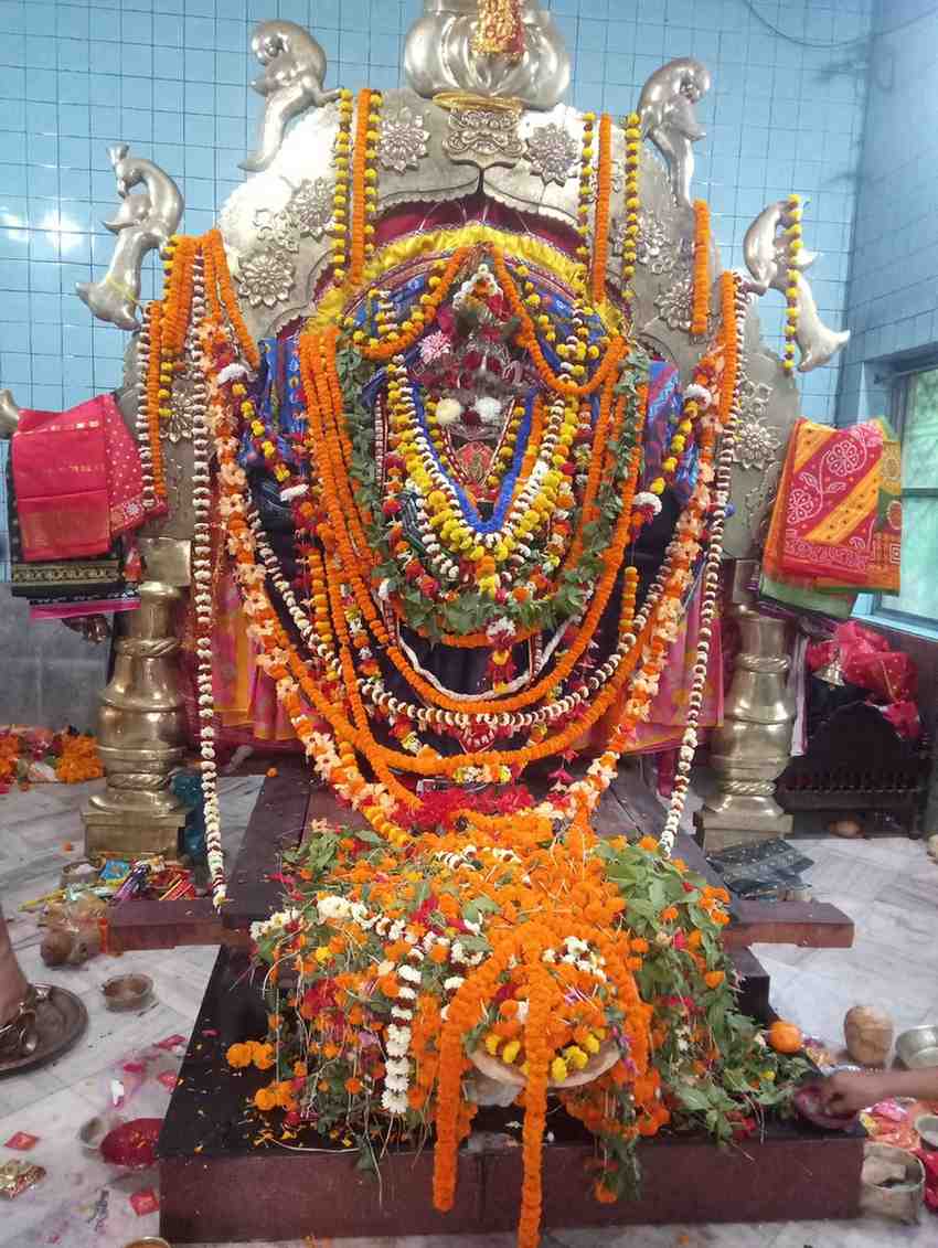 ভক্তদের বিশ্বাস ও ফলশ্রুতি: প্রচলিত বিশ্বাস অনুযায়ী, এই দক্ষিণা কালীর পুজো করলে স্বয়ং জগন্নাথ তুষ্ট হন। পুরীর ভক্তরা তাই জগন্নাথ দর্শনের পাশাপাশি এই মন্দিরও ঘুরে আসেন। দেবী কালী মহাবিদ্যার অংশ, তিনি কালের নিয়ন্ত্রক। এই সমন্বিত রূপ ভক্তদের মনে একাধারে শক্তি ও ভক্তির প্রেরণা জোগায়।  (এই প্রতিবেদনটি ‘আনন্দ উৎসব’ ফিচারের একটি অংশ।)