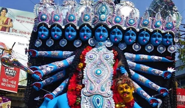 এই কালীর আরও এক বিশেষত্ব হল তাঁর নিচে শিব শায়িত নেই। বরং রয়েছে অসুরের কাটা মুন্ডু।