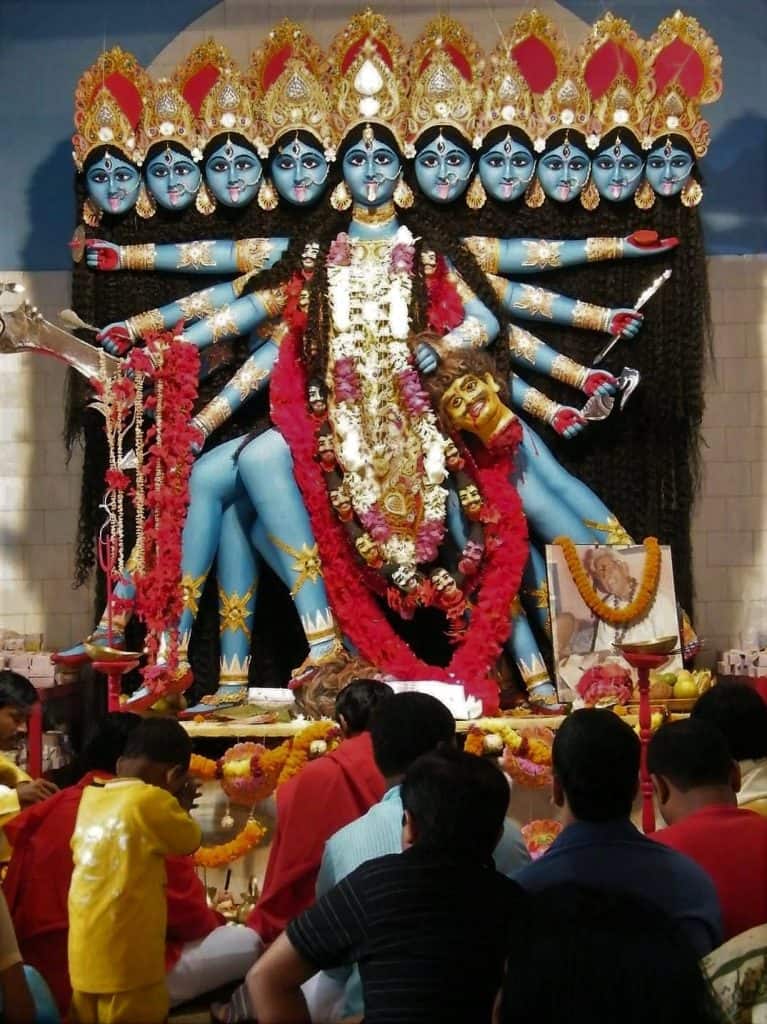 দেবীর ১০ সুসজ্জিত বিভিন্ন ধরনের অস্ত্রে। 