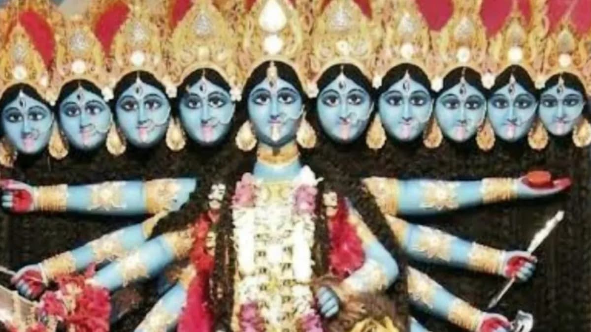 অমাবস্যায় নয়, বরং চতুর্দশীতে পুজো পান এই দেবী। 