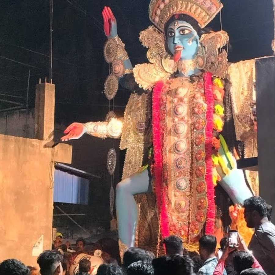 নৈহাটিতে দেবী যেমন তাঁর বিশালত্বের জন্য সবার কাছে ‘বড়মা’ নামে পরিচিত, তেমনই সোদপুরের এই কালী প্রতিমা তাঁর ১৩ হাতের জন্য জেলার অন্যতম বৃহৎ ও প্রাচীন মূর্তি হিসেবে খ্যাতি পেয়েছে।