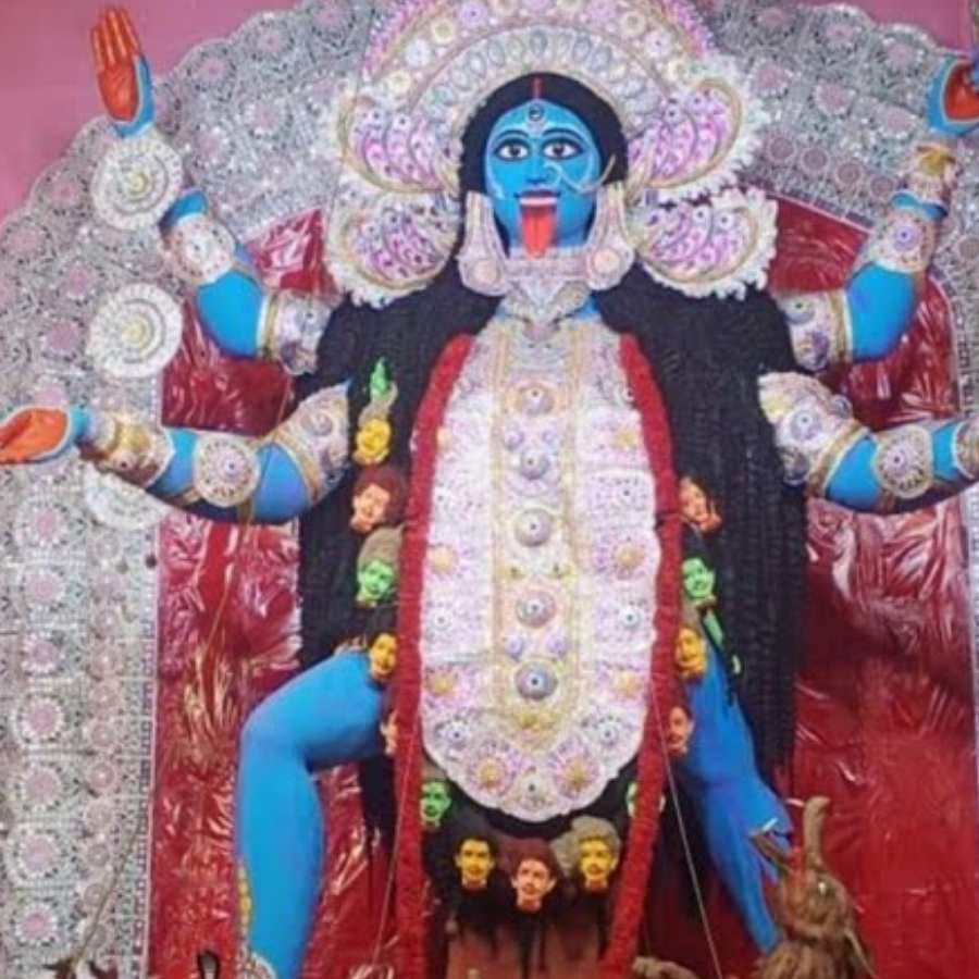 প্রথম দৃষ্টিতে চারটি হাত চোখে পড়লেও, বাকি ন’টি হাত থাকে দেবীর কোমরে।