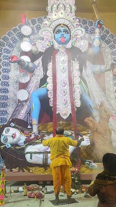 ভক্তদের বিশ্বাস, এই কালী খুবই জাগ্রত। মন থেকে কিছু চাইলে দেবী নাকি কাউকে ফেরান না। সেই কারণেই কালী পুজোর দিনগুলোতে মুক্তি সঙ্ঘ ক্লাবে নামে মানুষের ঢল। পুজোর দিনগুলোয় গোটা সোদপুর-মধ্যমগ্রাম-পানিহাটি অঞ্চলে যেন একটাই দিক, ‘মুক্তি সঙ্ঘ’।