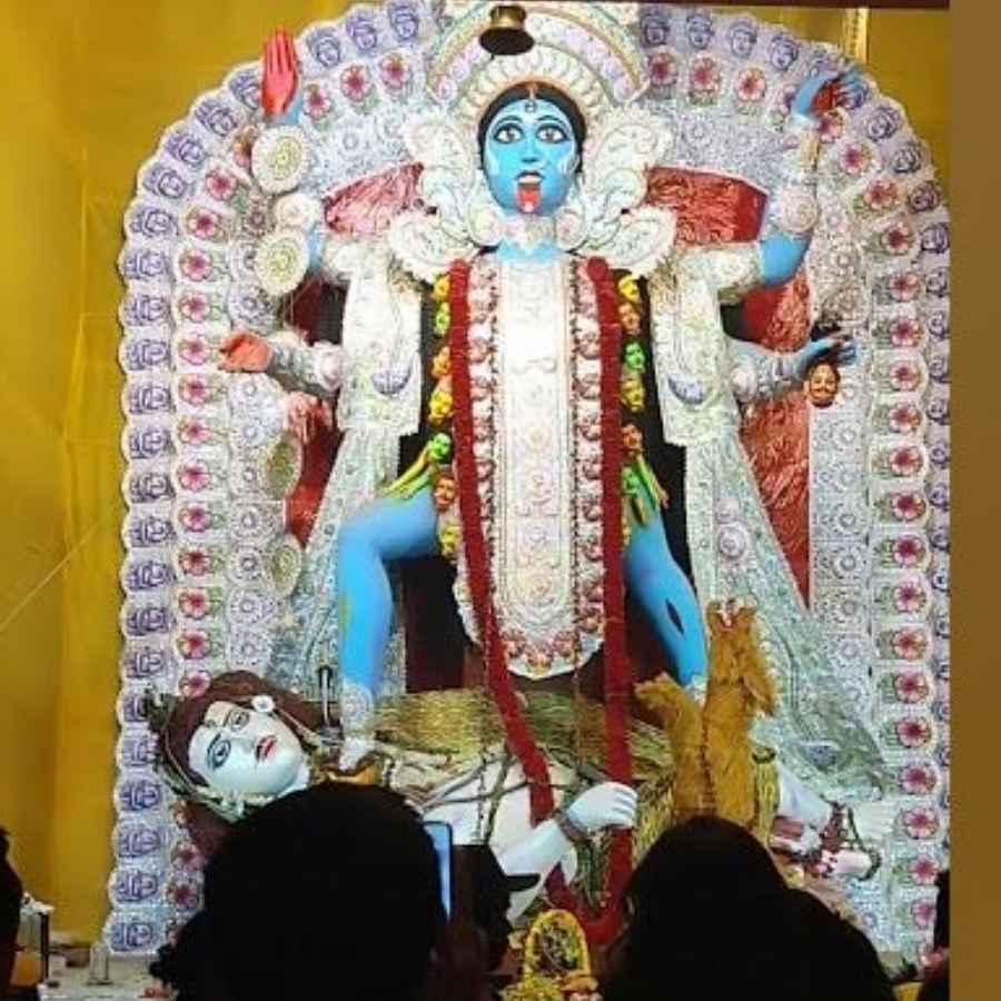 কালীপুজো এখন একেবারে দোরগোড়ায়। তাই যাঁরা এ বারে একটু অন্য রকম পুজো দেখতে চান, তাঁদের জন্য সোদপুর মুক্তি সঙ্ঘ হতে পারে সেরা গন্তব্য।