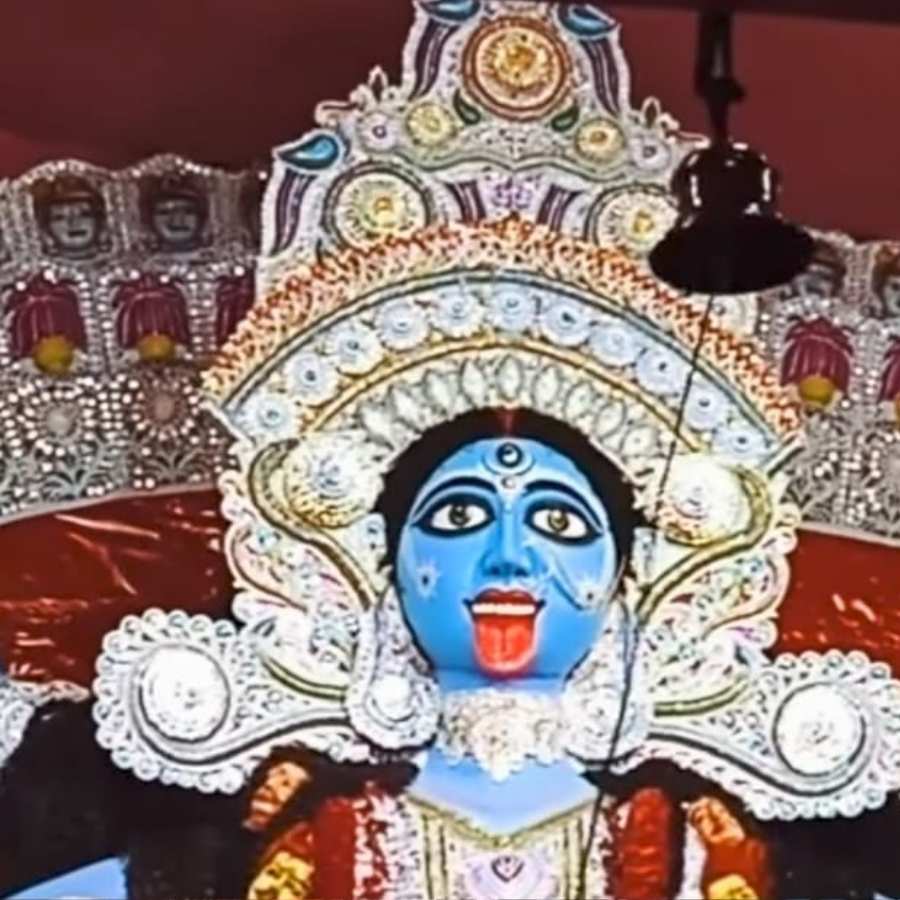 কী ভাবে যাবেন? সোদপুর স্টেশন থেকে মাত্র পাঁচ মিনিট হাঁটলেই গোশালার মাঠ সংলগ্ন মুক্তি সঙ্ঘ ক্লাব। সেখানেই ১৩ হাতের দেবী থাকছেন অপেক্ষায়। ( ‘আনন্দ উৎসব ২০২৫’-এর সাফল্যের নেপথ্যে রয়েছেন একাধিক সহযোগী। প্রেজ়েন্টিং পার্টনার ‘মারুতি সুজ়ুকি অ্যারেনা’। অন্যান্য সহযোগীরা হলেন ওয়েডিং পার্টনার ‘এবিপি ওয়ানস্টপ ওয়েডিং’, ফ্যাশন পার্টনার ‘কসমো বাজ়ার’, নলেজ পার্টনার ‘টেকনো ইন্ডিয়া ইউনিভার্সিটি’, ব্যাঙ্কিং পার্টনার ‘ইউনিয়ন ব্যাঙ্ক অফ ইন্ডিয়া’, কমফোর্ট পার্টনার ‘কার্লন’)।  (এই প্রতিবেদনটি ‘আনন্দ উৎসব’ ফিচারের একটি অংশ)।