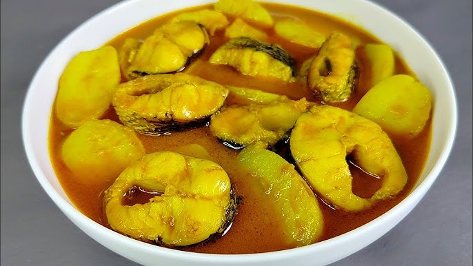 বলি শেষে দেবীকে দেওয়া হয় শোল মাছের টক। 