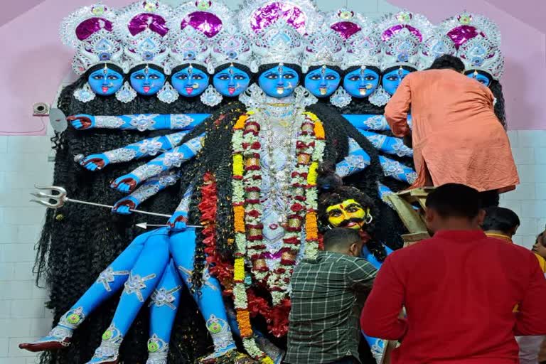 কালীপুজোয় এক বার যাবেন নাকি এই পুজো দেখতে? (এই প্রতিবেদনটি ‘আনন্দ উৎসব’ ফিচারের একটি অংশ)।