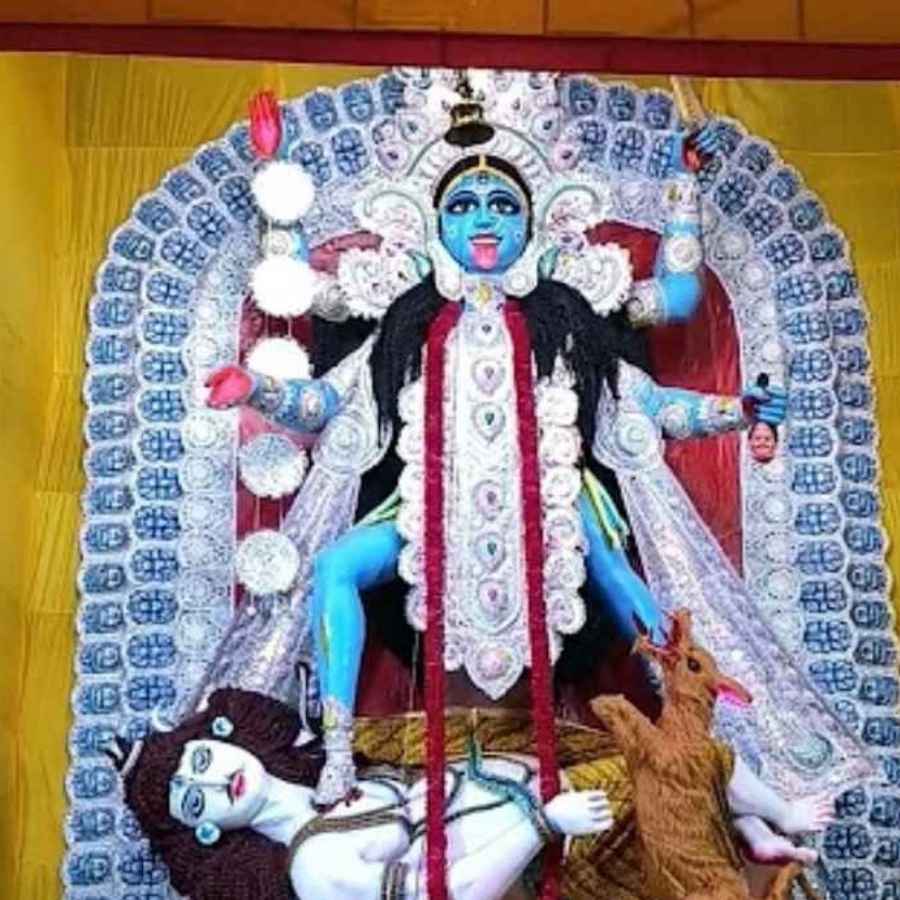 উত্তর ২৪ পরগনার কালী পুজো মানেই অনেকের মনে ভেসে ওঠে নৈহাটির ‘বড়মা’-র কথা। কিন্তু সে জেলার আকাশেই মাথা উঁচু করে দাঁড়িয়ে আরও এক বিশাল কালী প্রতিমা— যার উচ্চতা প্রায় ২৫ ফুট! সোদপুর মুক্তি সঙ্ঘ ক্লাবের ৭৪ বছরের ঐতিহ্যবাহী কালী পুজোয়।