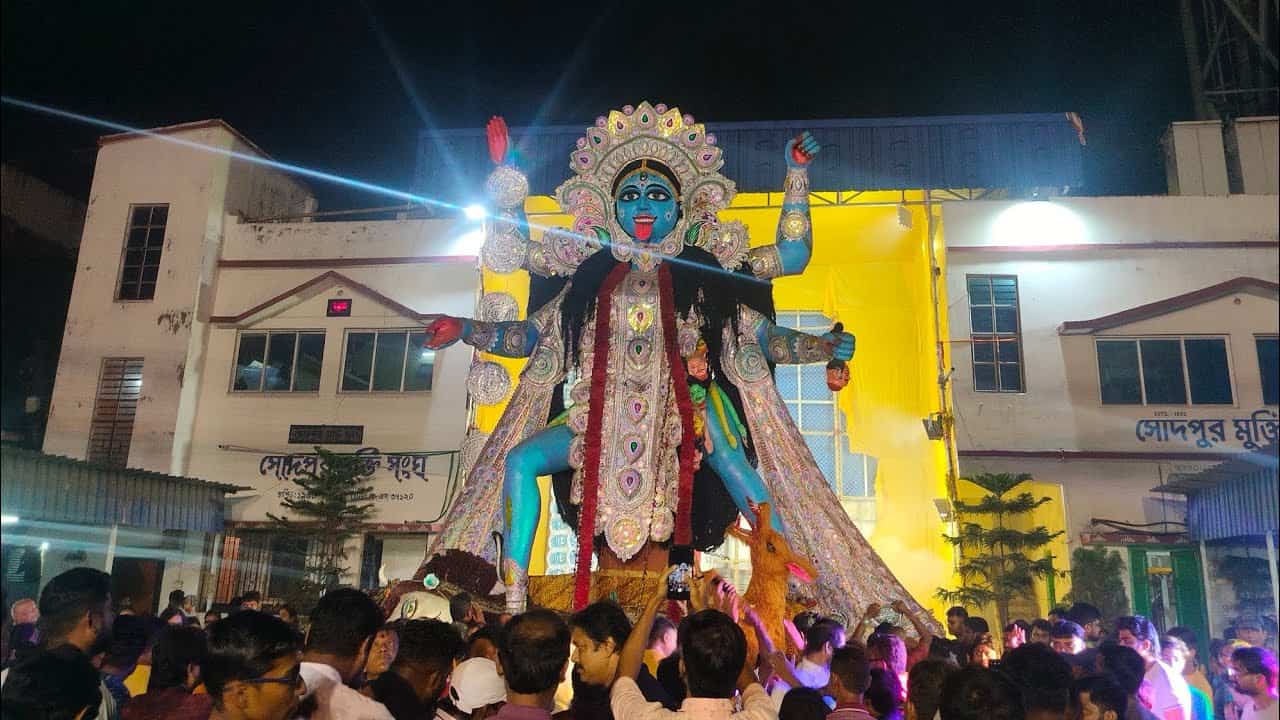 দীপাবলির আলোর উৎসবকে আরও বর্ণময় করে তোলে এই পুজোটি, যার বিশেষ আকর্ষণ দেবীর ১৩ হাত। 