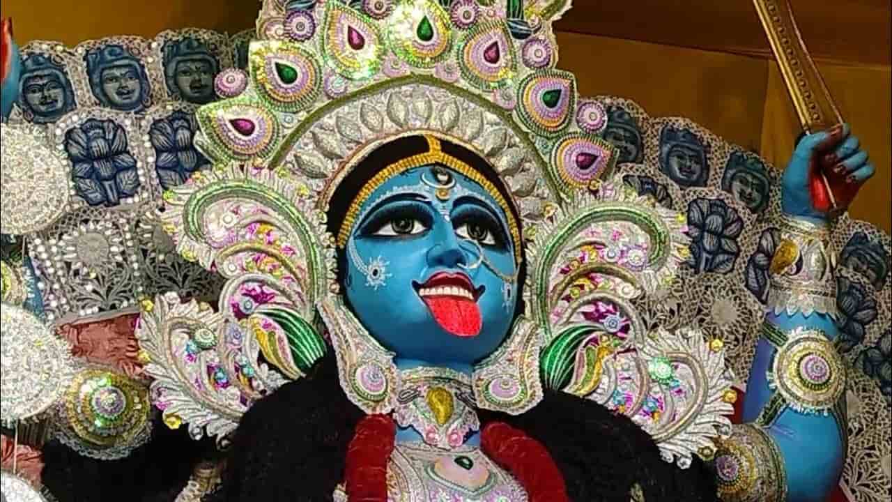 ক্লাবের সদস্যদের কাছ থেকে জানা গিয়েছে, এটি তাঁদের ৭৪ বছরের পুজো। প্রথমে পরিবারের প্রবীণরাই এই পুজোর সূচনা করেন। তখন থেকেই এই ১৩ হাতের কালীর আরাধনা চলে আসছে।