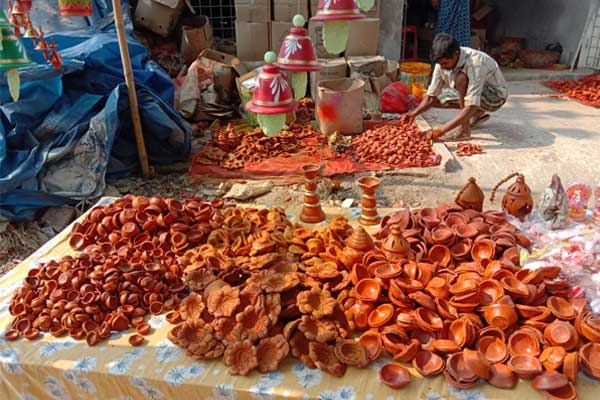  মৃৎশিল্পের দীর্ঘ ঐতিহ্য: এই গ্রামে কয়েক প্রজন্ম ধরে মৃৎশিল্পের কাজ চলে আসছে। গ্রামের প্রায় ৮০টিরও বেশি পরিবার এই শিল্পের সঙ্গে সরাসরি যুক্ত। এখানকার মৃৎশিল্পীদের টেরাকোটা শিল্পের বিশেষ পরিচিতি রয়েছে। এঁদের তৈরি মাটির জিনিসপত্রের খ্যাতি বিশ্বের দরবারেও পৌঁছে গিয়েছে।