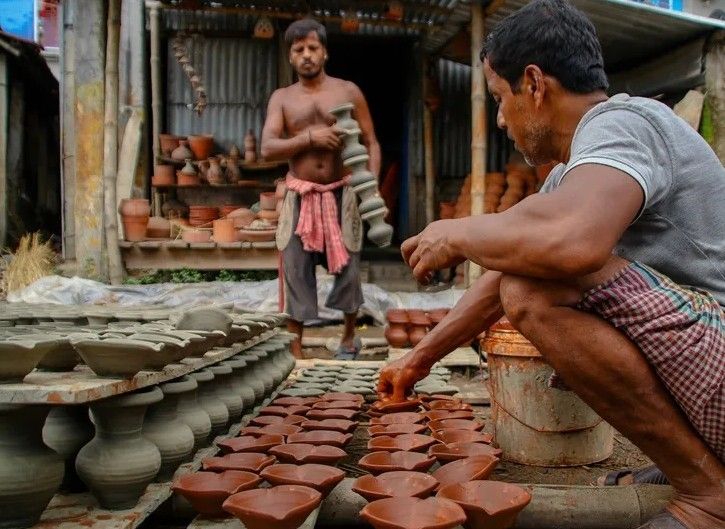 মূল উৎপাদন এবং শ্রমিক সংখ্যা: এই গ্রামের মূল পণ্য হল মাটির প্রদীপ। প্রদীপ ছাড়াও লক্ষ্মী-গণেশ মূর্তি, ঘট, কলসি এবং মাটির ঘর সাজানোর জিনিসপত্র তৈরি হয়। এই শিল্পে প্রায় ছয় হাজার কর্মী নানা ভাবে যুক্ত রয়েছেন। পার্শ্ববর্তী গ্রাম থেকেও বহু মানুষ এখানে কাজ করতে আসেন।