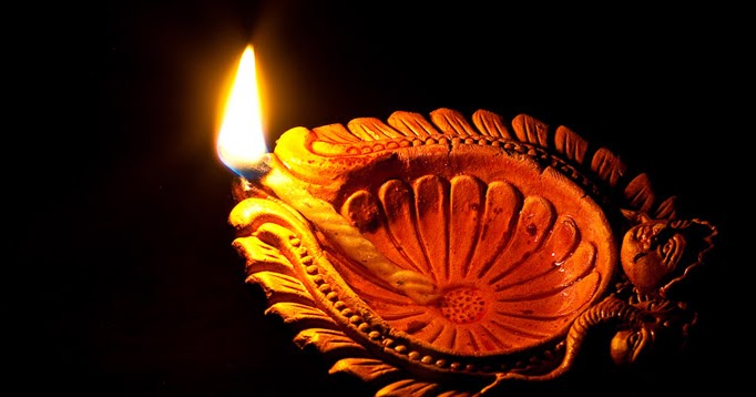 প্রদীপের বৈচিত্র্য ও বিশেষত্ব: চালতাবেড়িয়ার প্রদীপ তার নিখুঁত চেহারা, রং ও ডিজাইনের জন্য জনপ্রিয়। শিল্পীরা বিভিন্ন ধরনের প্রদীপ তৈরি করেন। ময়ূর, পাতার আকৃতির বা একাধিক ধাপের প্রদীপ এখানে মেলে। একটি স্ট্যান্ডে ৩০-৩৫টি প্রদীপ রাখার মতো নতুন ডিজাইনও তৈরি হয়।