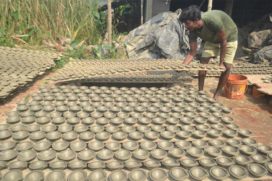 দেশ জুড়ে বাজার: এখানকার তৈরি মাটির সামগ্রী দেশের বিভিন্ন রাজ্যে রফতানি করা হয়। দিল্লি, মুম্বই, হায়দরাবাদ, গুজরাত, অসম এবং রাজস্থানে এখানকার প্রদীপের চাহিদা আছে। কালীপুজো ও দীপাবলির সময়ে এই মাটির প্রদীপ বিদেশের বাজারেও যায়। যশোর রোডের দুই পাশে মৃৎশিল্প সামগ্রীর দোকান দেখতে পাওয়া যায়।
