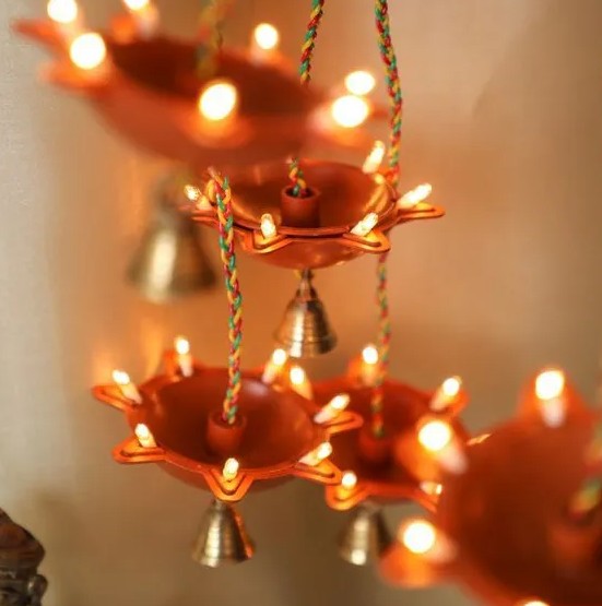 অস্তিত্বের লড়াই: আধুনিকতা ও বিশ্বায়নের কারণে এই কুটির শিল্পও এখন কিছুটা সঙ্কটে। সস্তা চিনা টুনি বাল্ব এবং এলইডি আলোর দাপটে মাটির প্রদীপের চাহিদা কমেছে। পেট্রোল-ডিজেলের মূল্যবৃদ্ধি এবং কাঁচা মালের দাম বাড়ায় উৎপাদন খরচও বেড়েছে। কিন্তু, শিল্পীরা কম লাভেও ঐতিহ্য ধরে রাখার জন্য লড়াই করছেন।