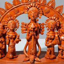 উদ্ভাবন ও নতুন পণ্য: প্রতিযোগিতার বাজারে টিকে থাকতে শিল্পীরা তাঁদের কাজে নতুনত্ব এনেছেন। তাঁরা প্রদীপ ছাড়াও টেরাকোটার মূর্তি এবং আধুনিক ঘর সাজানোর জিনিস তৈরি করছেন। নতুন আকার, আকৃতি এবং সজ্জার ব্যবহার করছেন। মৃৎশিল্পকে টিকিয়ে রাখতে নতুন প্রযুক্তি ব্যবহারের চেষ্টা চলছে।