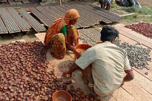 কর্মসংস্থান ও অর্থনীতি: চালতাবেড়িয়া এলাকার মানুষের জন্য এটি স্থায়ী আয়ের উৎস। প্রদীপ তৈরির কেন্দ্র হিসাবে গড়ে উঠেছে এই অঞ্চল। কাজের মান অনুযায়ী এক জন শ্রমিকের দৈনিক উপার্জন ভাল হয়। ঘরে বসে কাজ করার সুযোগ থাকায় বহু যুবক-যুবতী এই পেশায় যুক্ত হচ্ছেন।