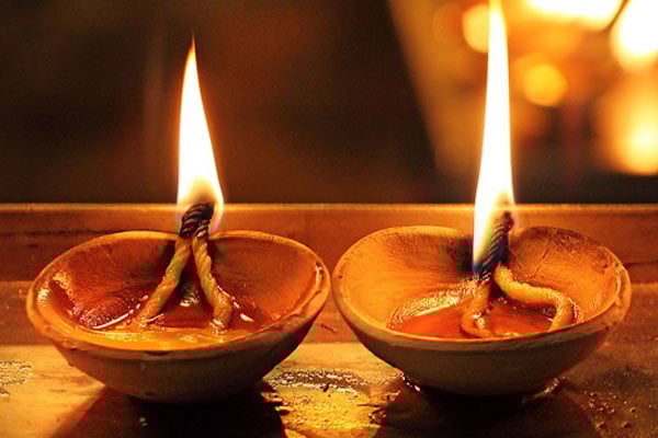 সাম্প্রদায়িক সম্প্রীতি: এই গ্রামে হিন্দু-মুসলিম নির্বিশেষে সকলে মিলেমিশে কাজ করেন। মৃৎশিল্পের এই কাজে ধর্মীয় ভেদাভেদ নেই। এই শিল্প শুধু অর্থ নয়, গ্রামে সাম্প্রদায়িক সম্প্রীতির বার্তাও বহন করে। এটি বাংলার কুটির শিল্পের এক উজ্জ্বল উদাহরণ।  (এই প্রতিবেদনটি ‘আনন্দ উৎসব’ ফিচারের একটি অংশ।)