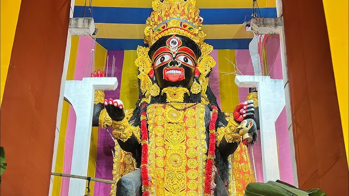 স্বপ্নাদেশের কথা মতো দীপাবলির বদলে মকর সংক্রান্তিতে এই পুজো শুরু করেন। 