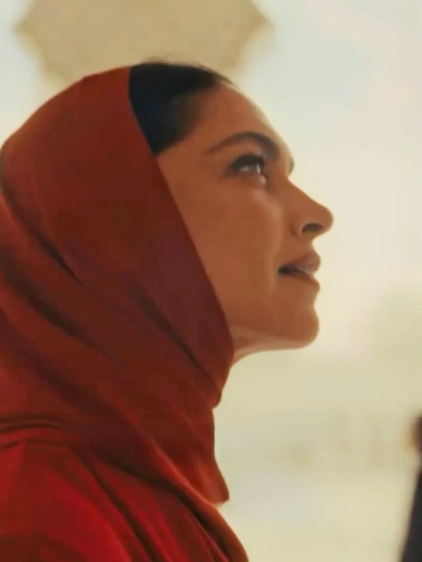 হিজাব পুরোদস্তুর কোনও পোশাক নয়। অন্য দিকে আবায়া একটি সম্পূর্ণ পোশাক।