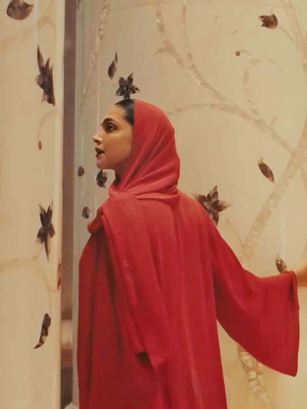 ধর্মস্থানের নিয়ম অনুযায়ী দর্শনার্থীর শরীরের আদল স্পষ্ট বোঝা যায় এমন স্বচ্ছ কিংবা ফিটেড পোশাক পরা যায় না।