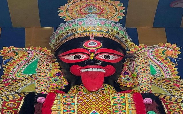 তবে একটা প্রাকৃতিক দুর্যোগের কারণে যে তালগাছের নিচে দেবীর আরাধনা করা হচ্ছিল সেটা ভেঙে পড়ে। 