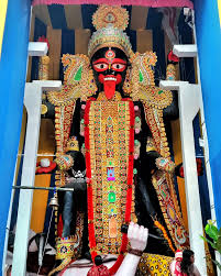 এর পর থেকে প্রতিমার উচ্চতা বাড়িয়ে তালগাছের সমান করে দেওয়া হয়। 