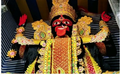 ১০ দিনের পুজোর শেষে কালী মূর্তিকে মন্দিরের মধ্যে জল দিয়ে মিশিয়ে ফেলা হয়।  (এই প্রতিবেদনটি ‘আনন্দ উৎসব’ ফিচারের একটি অংশ)।