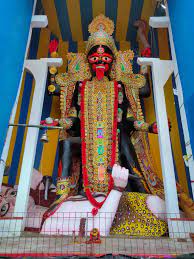 না, এই কালী প্রতিমার ৫২টি হাত নেই। বরং এর উচ্চতা ৫২ হাত। 